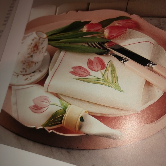 Decorating Table Linens- hardcover- amazing amount of table linens to make- used - Picture 2 of 9